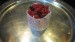 Mini dortík s višněmi a jogurtovým krémem, zdobený lesním ovocem.
