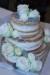 svatební naked cake dozdoben floristkou živými květy